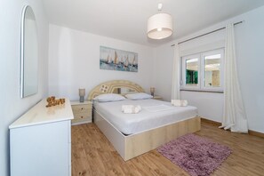 3 bedrooms, iron/ironing board, WiFi, bed sheets