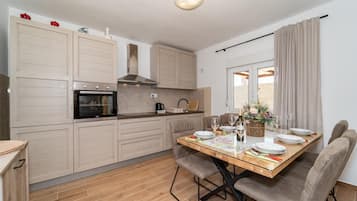 Fridge, microwave, oven, coffee/tea maker