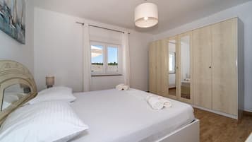 3 bedrooms, iron/ironing board, WiFi, bed sheets