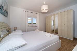 3 bedrooms, iron/ironing board, WiFi, bed sheets