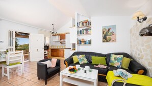 Ein Wohnzimmer mit einer Couch, einem Couchtisch und einem Bücherregal.