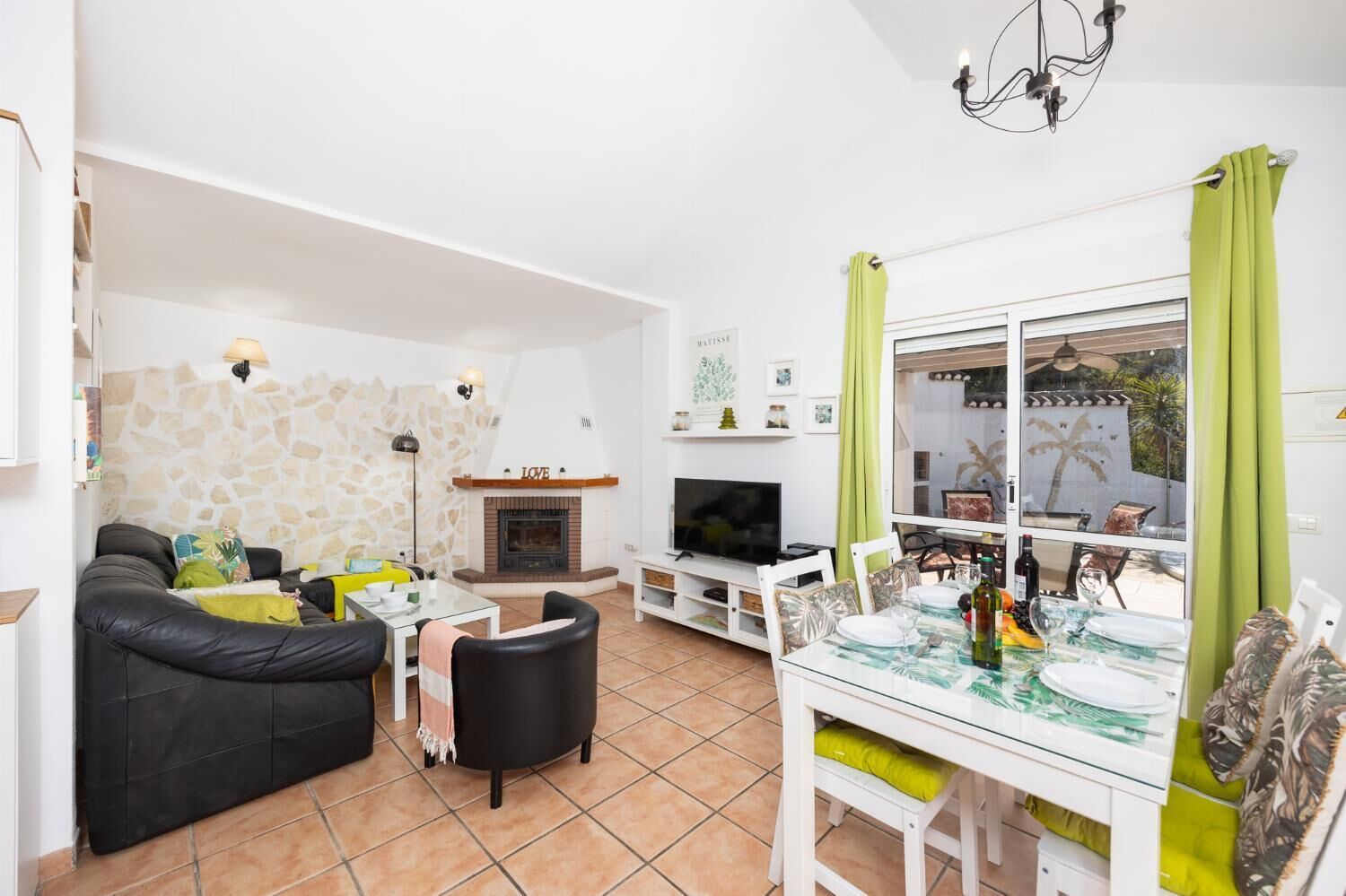 Televisión y chimenea 