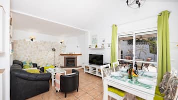 Televisión y chimenea