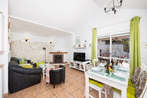 Televisión y chimenea 