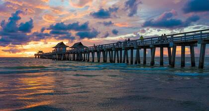 Naples Getaway by Beaches & Pickleball Courts & Botanical Gardens