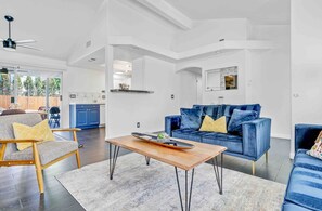 スマートテレビ、暖炉、卓球台