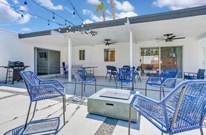 Outdoor dining - CASA DE ORO -Charming 3-bedroom house in Bermuda Dunes with pool, fire pit (Bermuda Dunes)