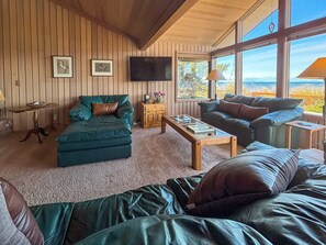 TV, fireplace, offices - Secret Garden Charming Cottage on Dungeness Bay (Sequim)