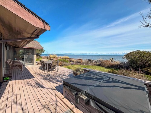 Beachfront Cottage, Hot Tub, Pets OK