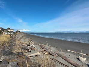 Beach - Secret Garden Charming Cottage on Dungeness Bay (Sequim)