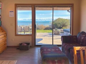 TV, fireplace, offices - Secret Garden Charming Cottage on Dungeness Bay (Sequim)