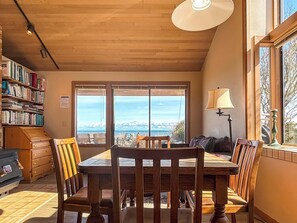 Dining - Secret Garden Charming Cottage on Dungeness Bay (Sequim)