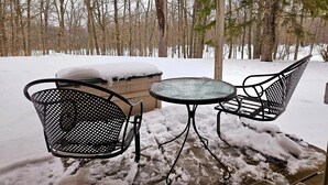 A snow-covered outdoor seating area with metal chairs and a table, surrounded by trees. - Ski in/Ski Out Entire Condo Sleeps 4 @ Jackson Creek Summit (Wakefield)