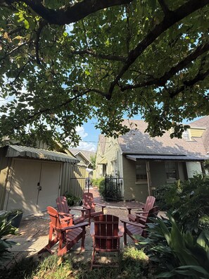 Terrace/patio - Casa Capstone – 4BR Near Stadium, Walk to Stadium & Downtown! (Tuscaloosa)