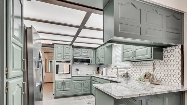 Private kitchen - Charming 3-bedroom house in Shawnee with AC and WiFi (Shawnee)