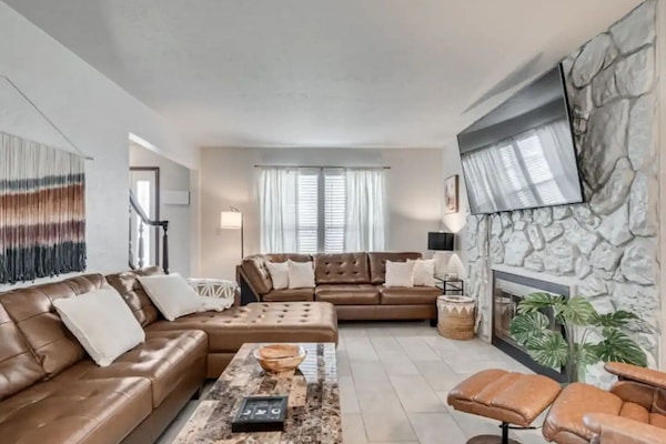 TV connectée, cheminée, livres, espaces bureaux