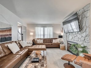 Smart TV, fireplace, books, offices