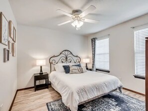 3 Schlafzimmer, Schreibtisch, Bügeleisen/Bügelbrett, Reisekinderbett