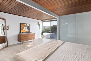 3 bedrooms, desk, iron/ironing board, travel crib