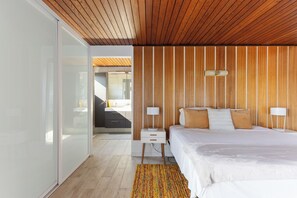 3 bedrooms, desk, iron/ironing board, travel crib