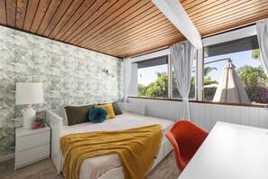 3 chambres, bureau, fer et planche à repasser, lit parapluie