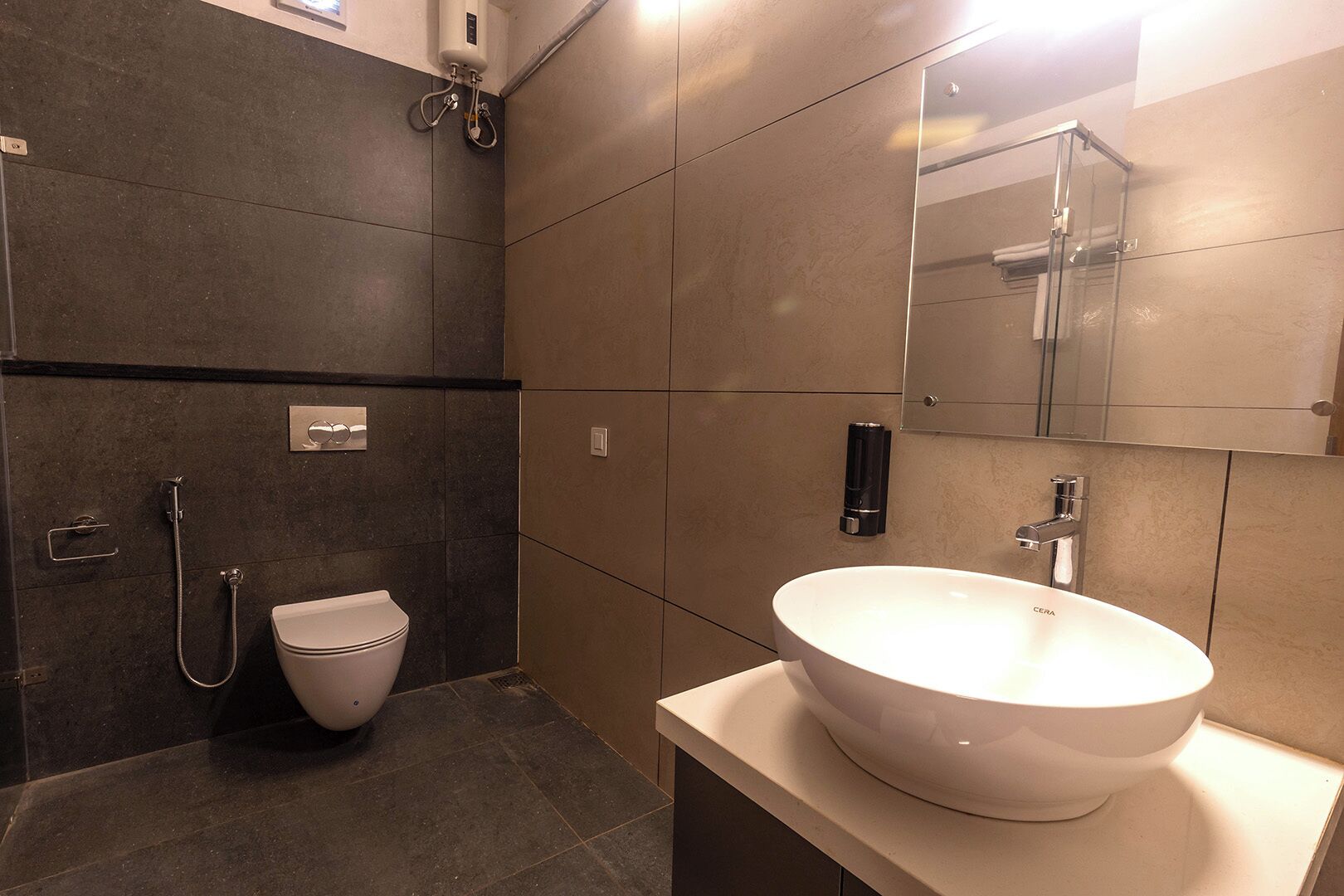 Un bany modern amb vàter, bidet i un gran lavabo.