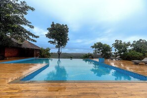 Outdoor pool - Sandal Mist Resort and spa (Kasaragod)