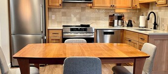 Near campus: entire home/apartment w/private entrance, patio, and beautiful view
