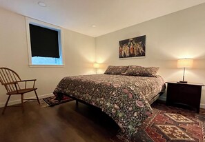 2 bedrooms, desk, travel crib, free WiFi - Go Ducks: entire home/apartment w/private entrance, patio, and beautiful view (Eugene)