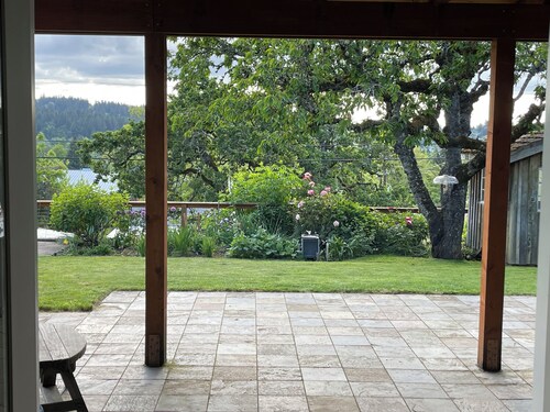 Go Ducks: entire home/apartment w/private entrance, patio, and beautiful view