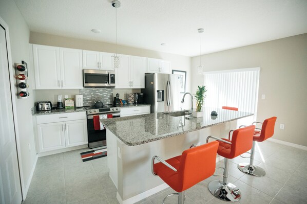 冷蔵庫、電子レンジ、オーブン、コンロ