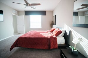 4 室のベッドルーム、デスク、アイロン / アイロン台、WiFi