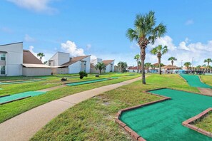 Property grounds - Captain K: 2 BR/2.5 BA - Spacious condo walking distance to the beach (Panama City Beach)
