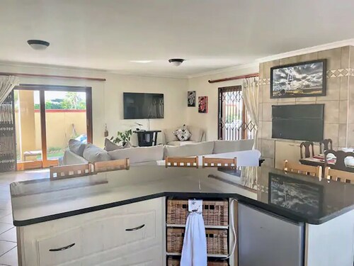 Charming 2-bedroom house in fantastic Jeffreys Bay with WiFi