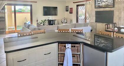 Charming 2-bedroom house in fantastic Jeffreys Bay with WiFi