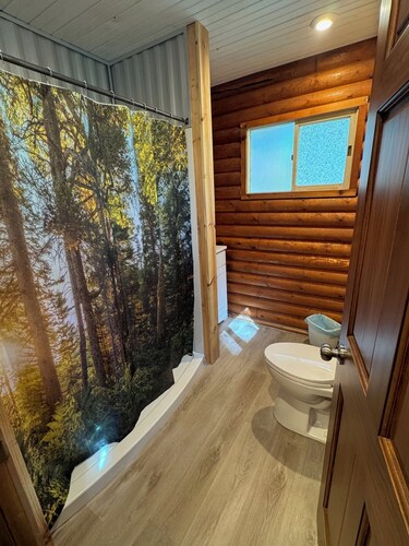 Adorable log cabin on back country road with peace, quiet, all amenities of home