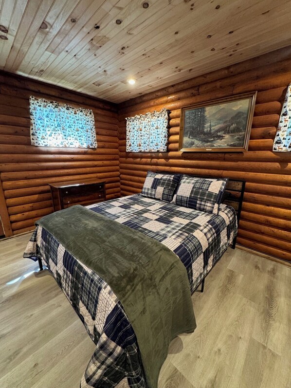 1 bedroom, iron/ironing board, free WiFi, bed sheets - Adorable log cabin on back country road with peace, quiet, all amenities of home (Kimbolton)