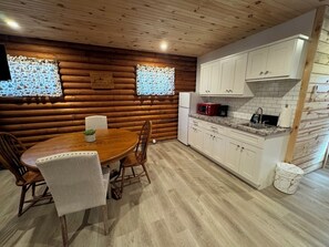 Kühlschrank, Mikrowelle, Wasserkocher mit Kaffee-/Teezubehör