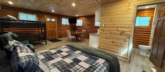 Adorable log cabin on back country road with peace, quiet, all amenities of home