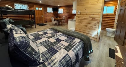 Adorable log cabin on back country road with peace, quiet, all amenities of home