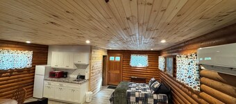 Adorable log cabin on back country road with peace, quiet, all amenities of home