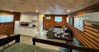 Adorable log cabin on back country road with peace, quiet, all amenities of home
