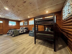 1 bedroom, iron/ironing board, free WiFi, bed sheets - Adorable log cabin on back country road with peace, quiet, all amenities of home (Kimbolton)