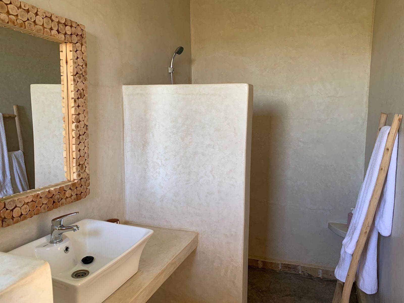 Regadera, secadora de cabello, bidet, toallas 