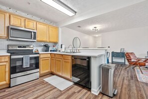 Jääkaappi, mikroaaltouuni, uuni, liesi