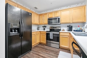 Fridge, microwave, oven, stovetop - New AU Oasis 2 Mins to Downtown & Stadium Sleeps 10 (Auburn)