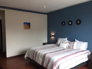 Chambre triple de base, non-fumeur | Système d’insonorisation, accès au Wi-Fi (inclus)
