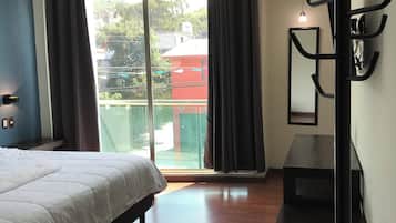 Deluxe Suite, Mountain View | Soundproofing, free WiFi