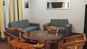 Suite Deluxe, vistas a la montaña | Sistema de insonorización y wifi gratis