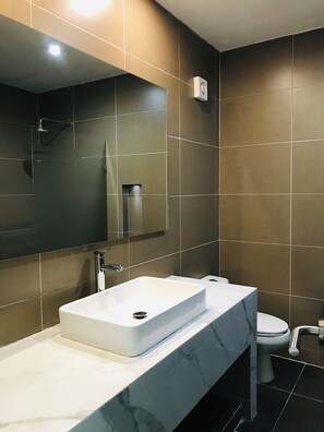 ห้องดีลักซ์สวีท, วิวภูเขา | ห้องน้ำ | ฝักบัว, ผ้าเช็ดตัว, สบู่, ยาสระผม